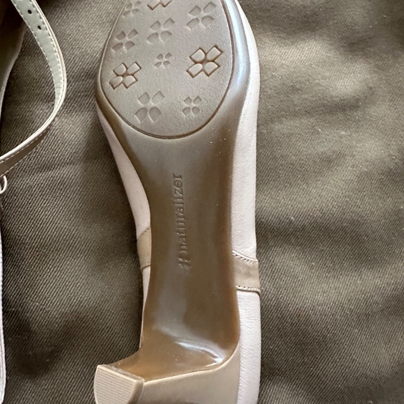 New in Box Naturalizer ORIANNE Mary Jane shoes Taupe/Beige sz 10 - Picture 5 of 5